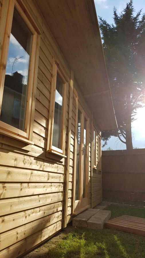 Urban Log Cabin Near Zone 2 Tube London Eksteriør bilde
